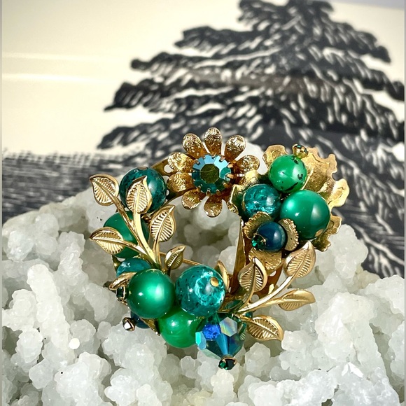 💚 Vintage Aurora Borealis 💚 Mid Century Gold Green Glass Brooch Flower Wreath - Picture 4 of 4